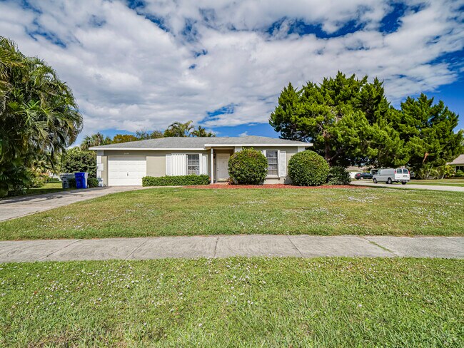 2490 4th Ln in Vero Beach, FL - Building Photo - Building Photo