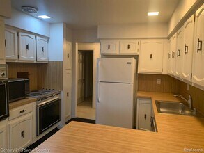 42160 Woodward Ave, Unit #8 in Bloomfield Hills, MI - Foto de edificio - Building Photo