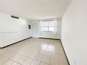 1850 NE 169th St, Unit 212 in North Miami Beach, FL - Foto de edificio - Building Photo