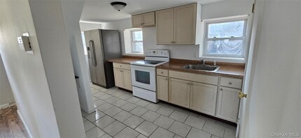 84 Pleasure Ave in Lake Ronkonkoma, NY - Building Photo - Building Photo