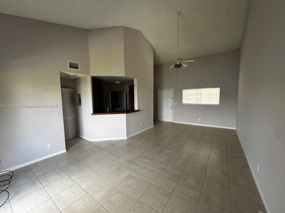 3437 NW 44th St in Lauderdale Lakes, FL - Building Photo