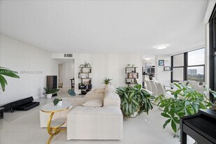 1915 Brickell Ave in Miami, FL - Building Photo