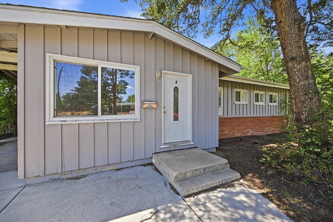 property at 2400 Valleyview Dr