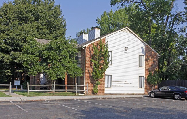 Adams, Condos in Newport News, VA - Foto de edificio - Building Photo