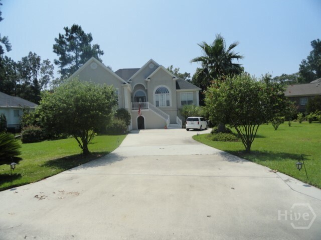 186 Sterling Woods Dr in Richmond Hill, GA - Foto de edificio