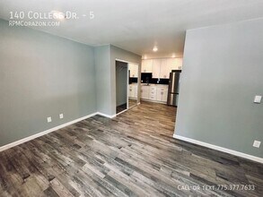 140 College Dr in Reno, NV - Foto de edificio - Building Photo