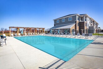 Flats At Stones Crossing in Greenwood, IN - Foto de edificio - Building Photo