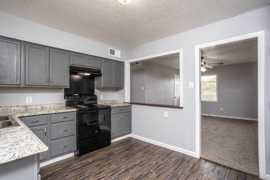 Claremont in Dallas, TX - Building Photo