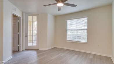 4127 Residence Drive in Ft. Myers, FL - Foto de edificio - Building Photo