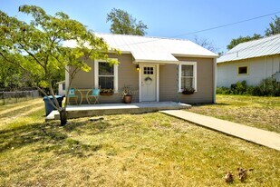 309 Lowry St in Kerrville, TX - Building Photo