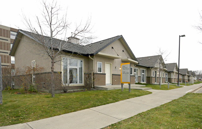 200 Mt Royal Cir SW in Calgary, AB - Building Photo - Building Photo