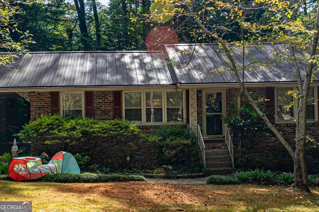 property at 2535 Melinda Dr NE