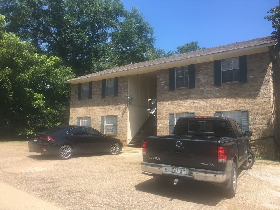 302 S Green St in Hallsville, TX - Building Photo