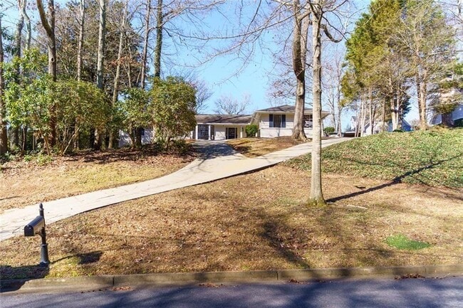 7330 Hunters Branch Dr NE in Atlanta, GA - Building Photo - Building Photo