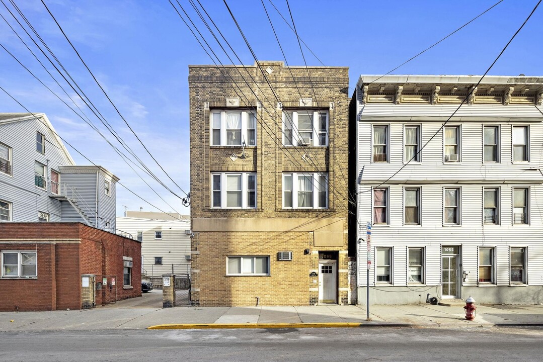 1066 Summit Ave in Jersey City, NJ - Building Photo