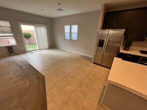 401 Ambitious St in Henderson, NV - Foto de edificio - Building Photo