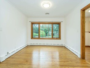17 Beechwood Dr in Glen Head, NY - Building Photo - Building Photo