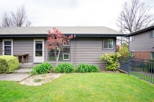 3717 S Corbett Ave in Portland, OR - Building Photo
