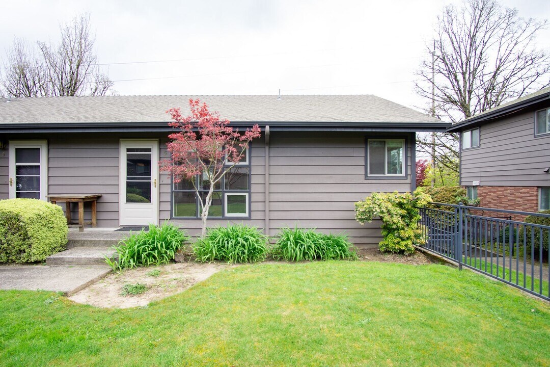 3717 S Corbett Ave in Portland, OR - Building Photo