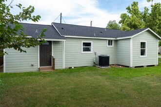 134 E Bernard St in Clute, TX - Building Photo - Building Photo