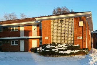 Holiday Lane Condominiums in Des Plaines, IL - Building Photo - Building Photo