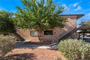 625 S Royal Crest Cir in Las Vegas, NV - Building Photo