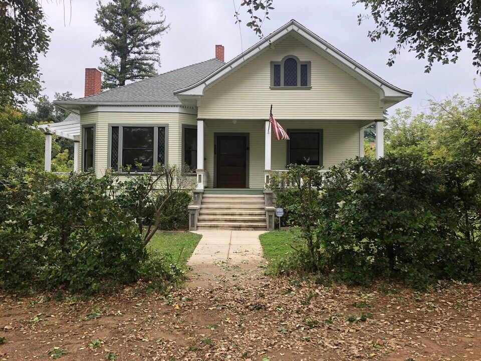 921 S Center St in Redlands, CA - Building Photo