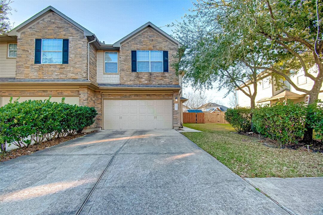 243 Drake Run Ln in Dickinson, TX - Building Photo