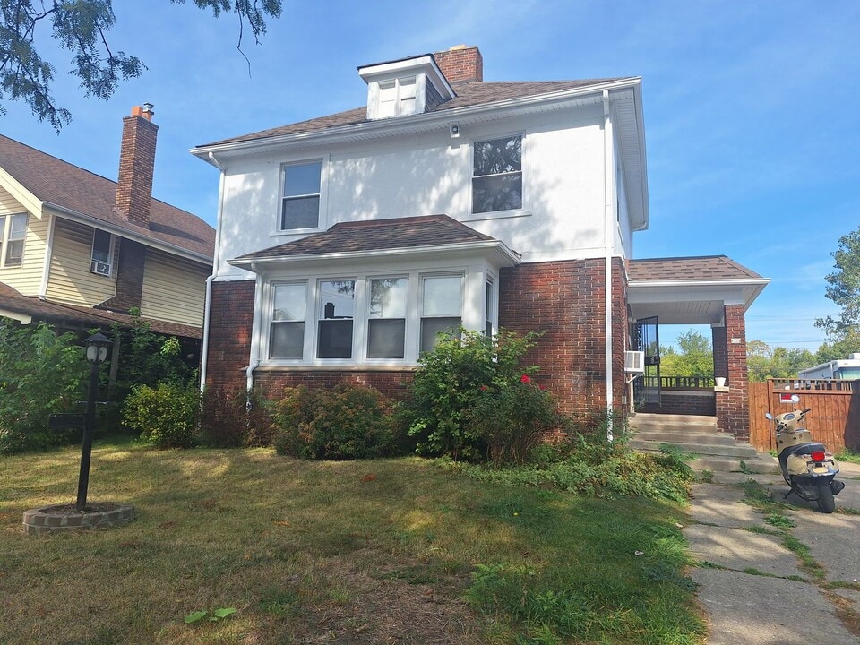 240 Tuxedo St in Highland Park, MI - Building Photo