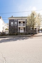 301-303 State Ave in Tiverton, RI - Foto de edificio - Building Photo