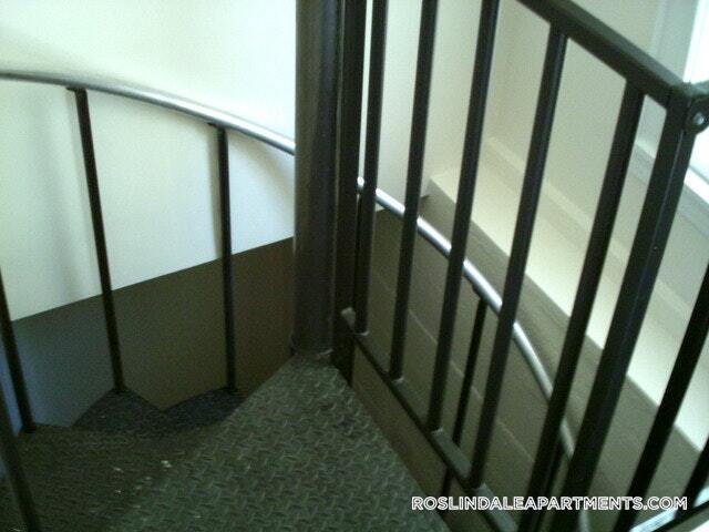 316 Cornell St, Unit 1 in Boston, MA - Foto de edificio - Building Photo