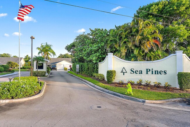 10808 SE Sea Pines Cir in Hobe Sound, FL - Building Photo - Building Photo