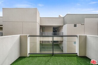 13044 Pacific Promenade in Los Angeles, CA - Building Photo - Building Photo