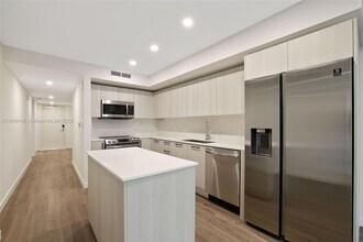 1500 Bay Rd, Unit N-0827 in Miami Beach, FL - Building Photo - Building Photo