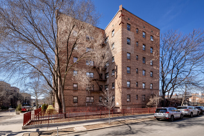 7801 34th Ave in Jackson Heights, NY - Foto de edificio - Building Photo