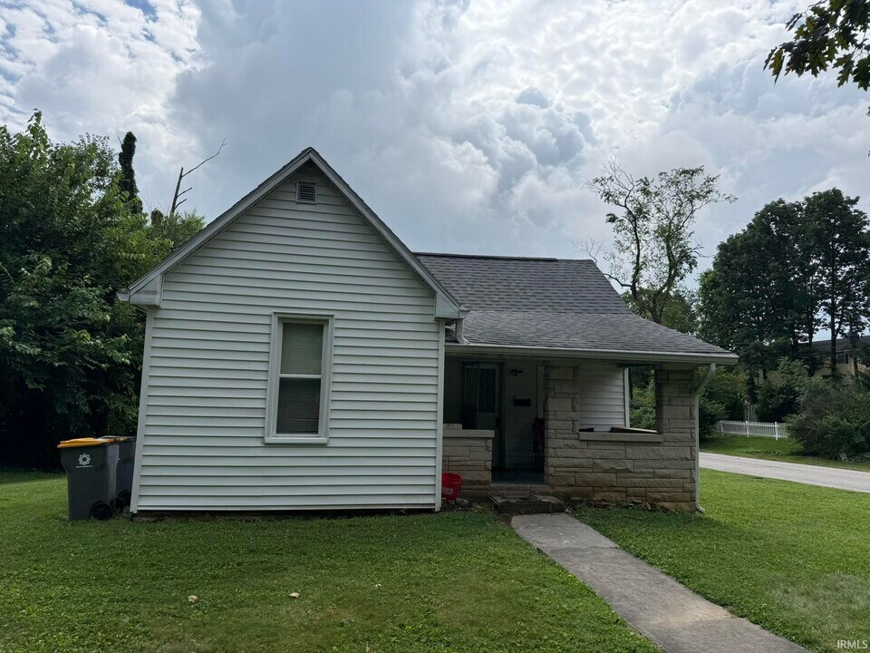 1102 N Woodburn Ave in Bloomington, IN - Building Photo