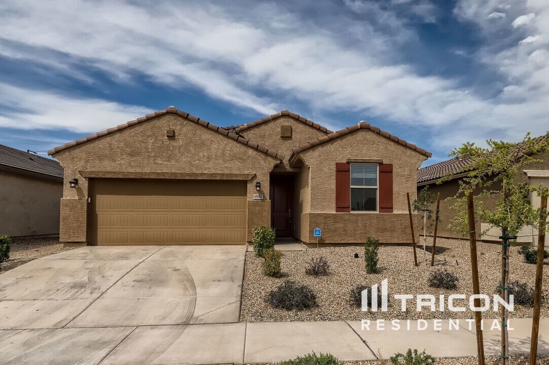 17532 W Monte Lindo Ln in Surprise, AZ - Foto de edificio