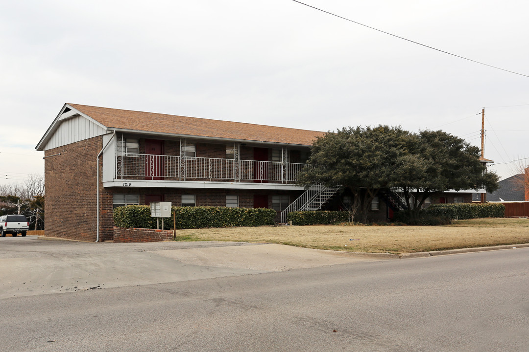 Cherokee Hills Apartments in Warr Acres, OK - Building Photo