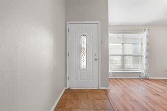 3018 Hilltop Dr in Euless, TX - Foto de edificio - Building Photo