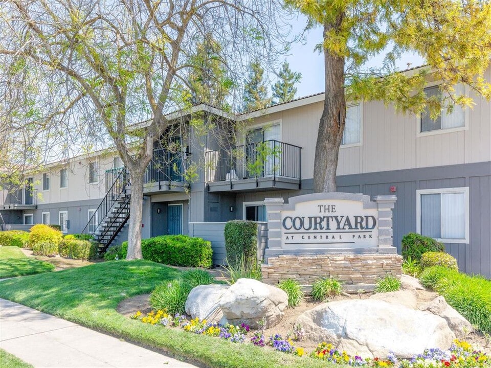 Courtyard at Central Park Apartments in Fresno, CA - Foto de edificio