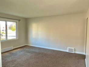 1003 W 12 Mile Rd in Royal Oak, MI - Building Photo - Building Photo