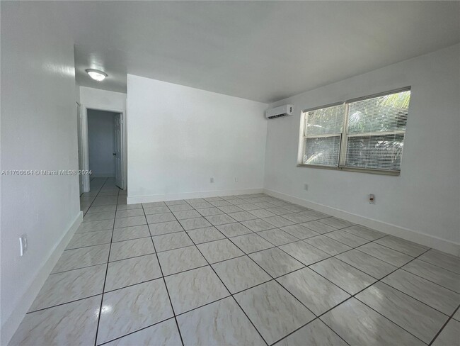 1372 NE 149th St in Miami, FL - Building Photo - Building Photo