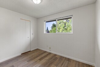 141 16th St, Unit #5 in Springfield, OR - Building Photo - Building Photo