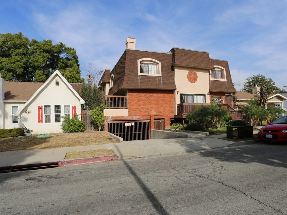 659 W Dryden St in Glendale, CA - Building Photo