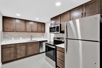 Roanoke Villas Apartments in Rochester Hills, MI - Building Photo - Building Photo