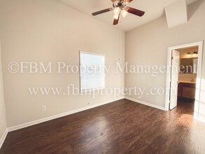 906 W Knox St in Ennis, TX - Building Photo - Building Photo