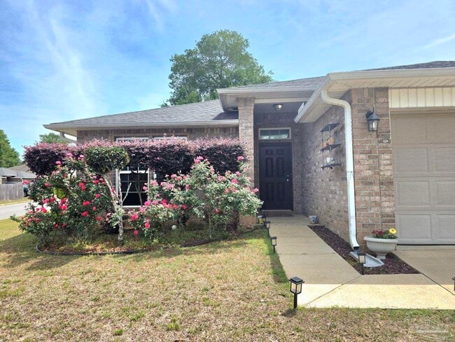 197 Millet Cir in Gonzalez, FL - Building Photo - Building Photo
