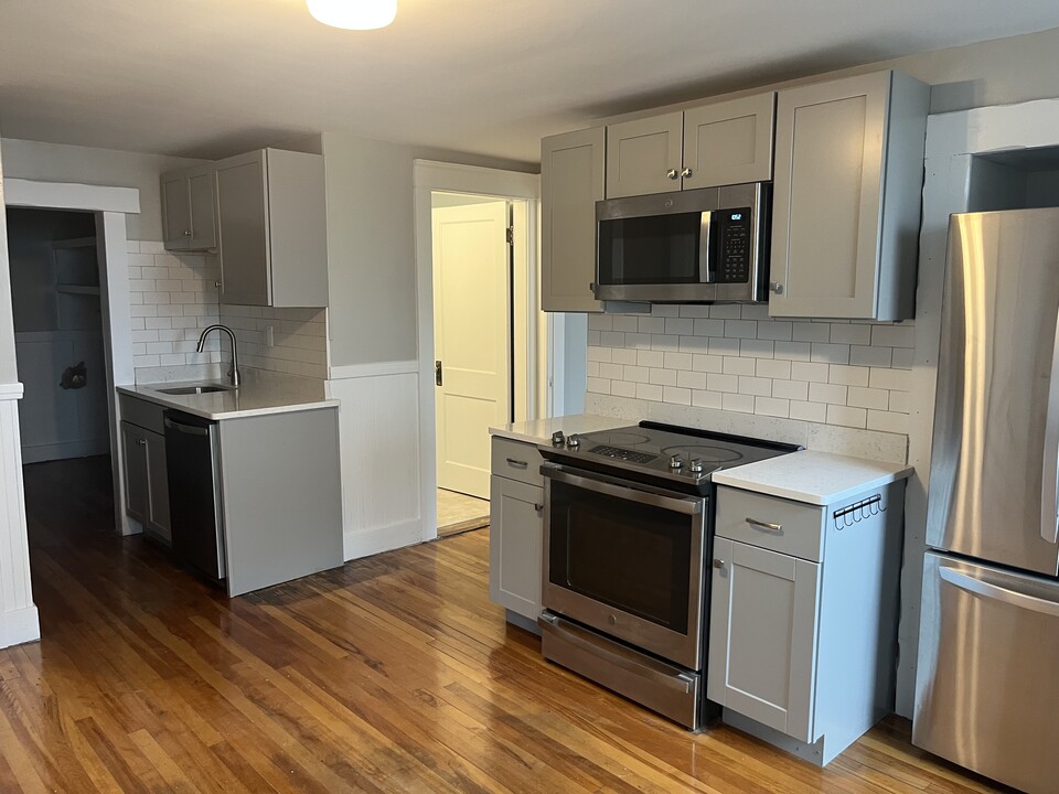 81 Brantwood Rd, Unit 2 in Worcester, MA - Foto de edificio
