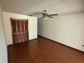 7446 Glasgow Rd in Weeki Wachee, FL - Foto de edificio - Building Photo
