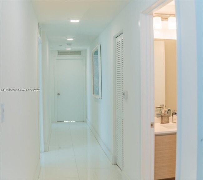 600 NE 27th St, Unit 2605 in Miami, FL - Building Photo - Building Photo